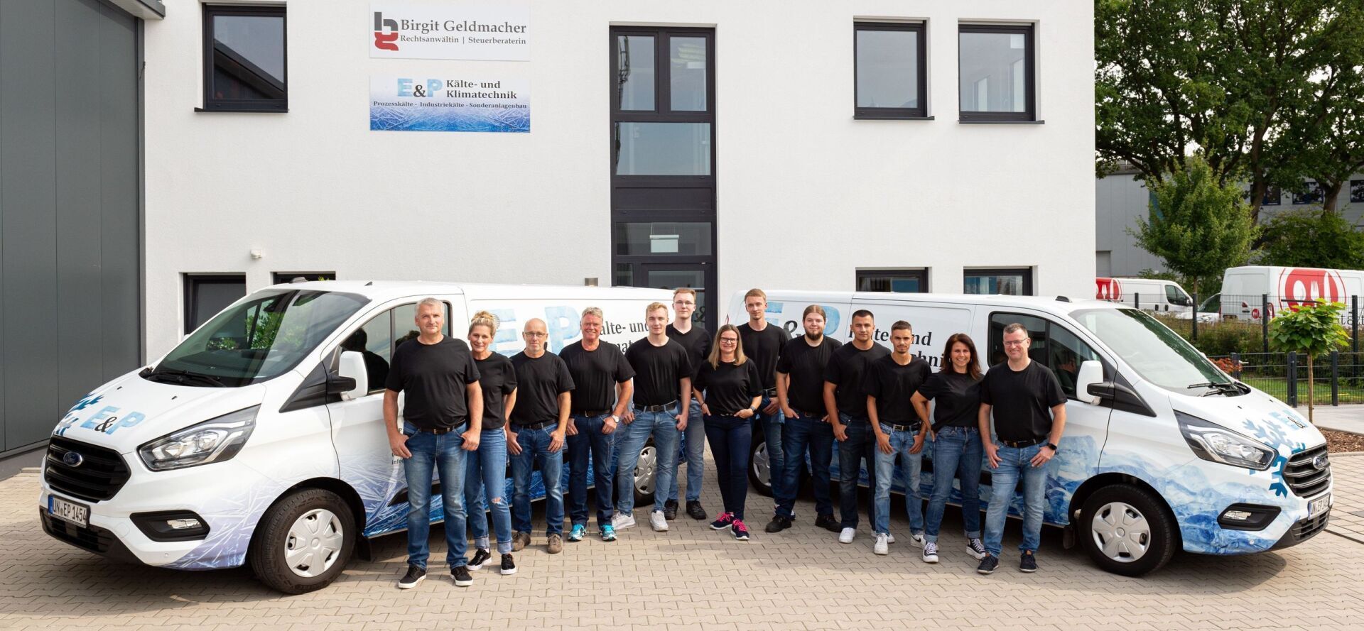Das Team von E&P Kältetechnik vor den Servicefahrzeugen in Bergkamen